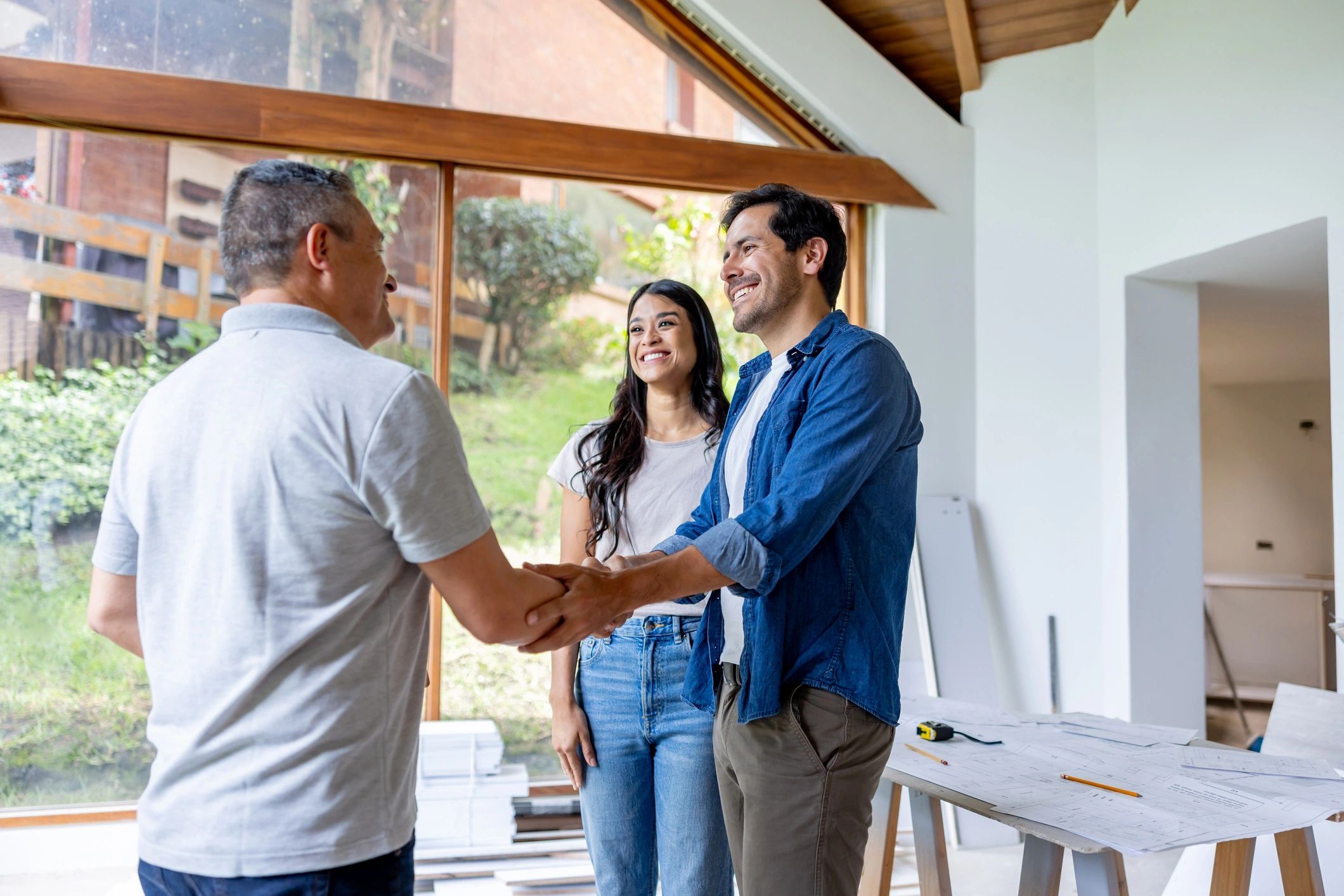 contractor shaking hands with homeowner